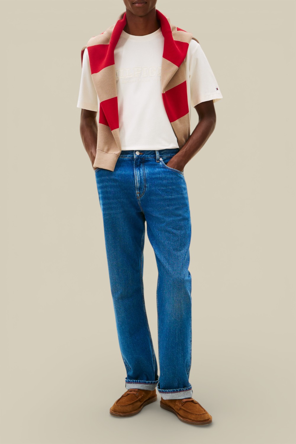 תמונת כל הלוק של חולצת טי